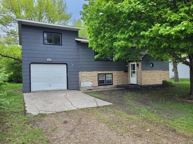 640 Ranchwood Dr, Bird Island, MN