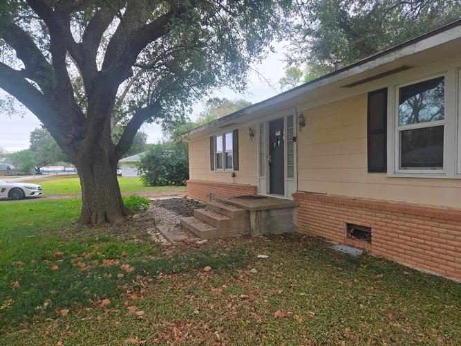 515 BREEZY LN, WHARTON, TX - photo 1