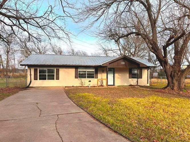 1000 S ANDREA DR, MABANK, TX