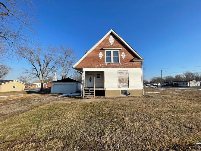 607 W DECK ST, NEW DOUGLAS, IL - photo 1