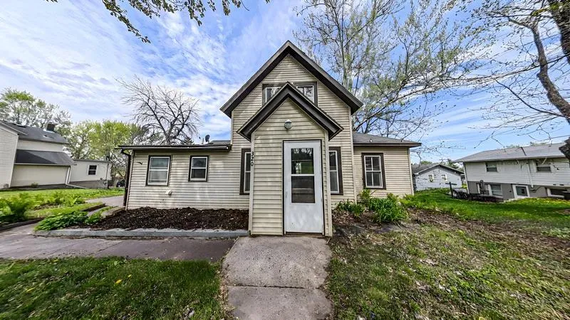 320 3RD ST N, LE SUEUR, MN