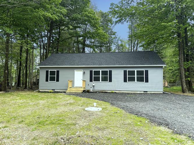 1726 ROLLING HILLS DRIVE, TOBYHANNA, PA - photo 1