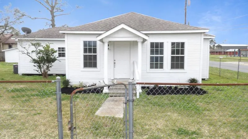913 W Burton Street, Sulphur, LA