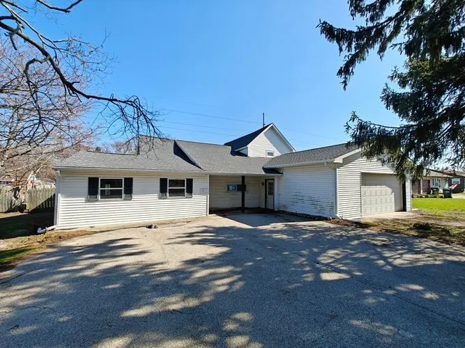 5587 E Karen Ct, Stevensville, MI