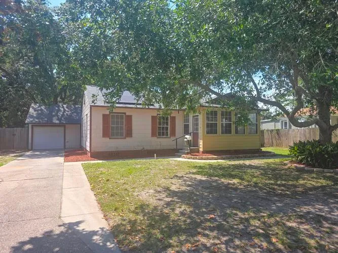 209 Nw Gilliland Rd, Pensacola, FL