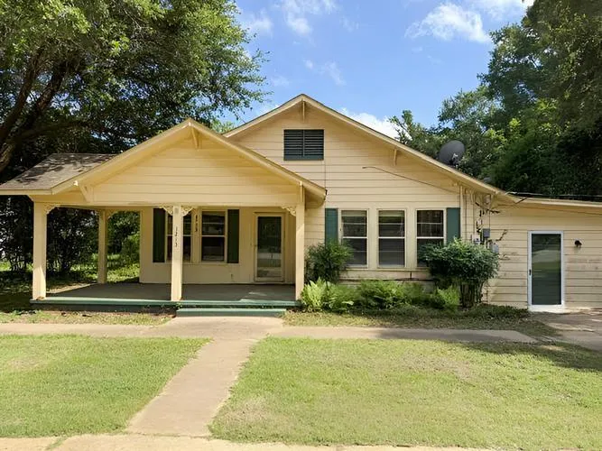 1213 W Sabine St, Carthage, TX
