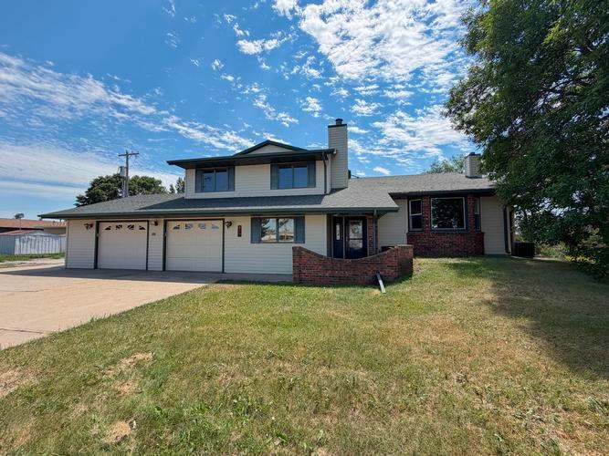 417 7TH ST NW, BEULAH, ND - photo 1