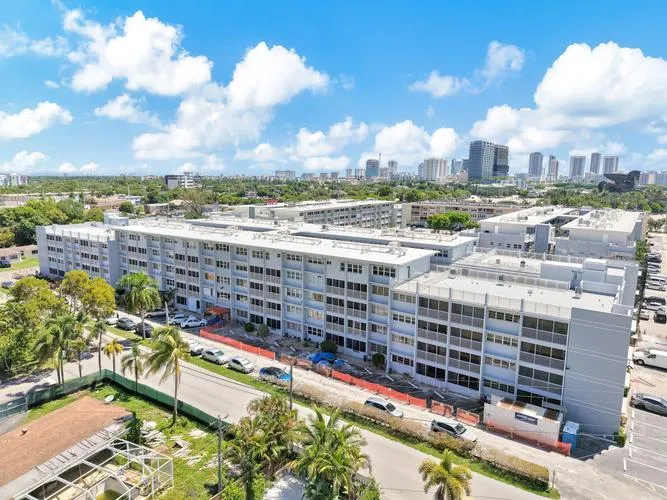 215 SE 3 AVE #206B, Hallandale Beach, FL