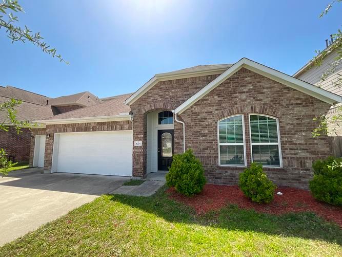 8707 E Crescent Lake Cir, Baytown, TX - photo 1
