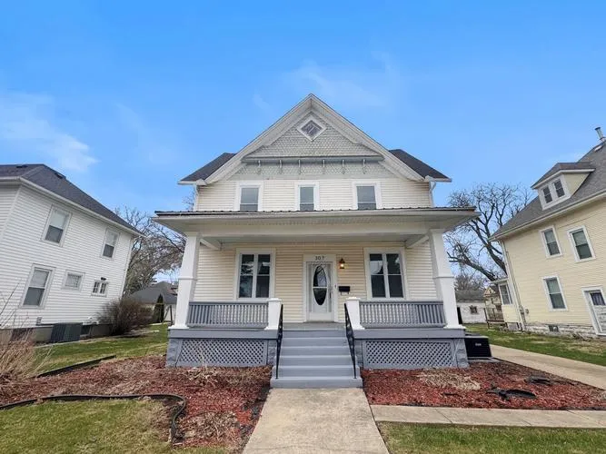 307 W 11th St, Sterling, IL