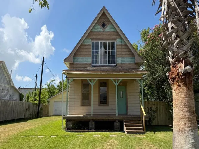 211 Morton Ave, Palacios, TX
