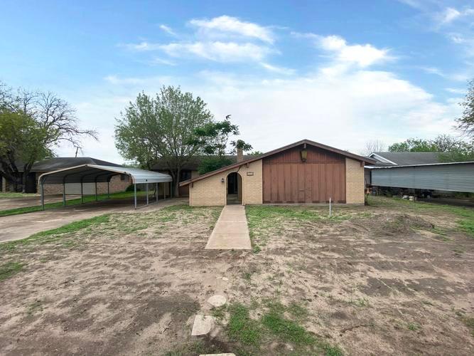 908 FANNIN ST, GEORGE WEST, TX - photo 1