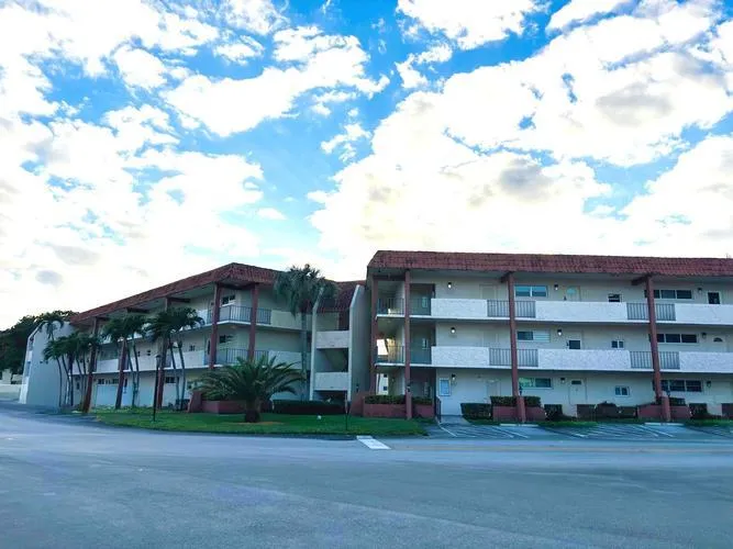 411 S HOLLYBROOK DR #305, PEMBROKE PINES, FL