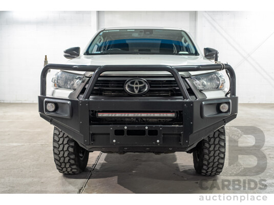 12/2022 Toyota Hilux SR (4x4) GUN126R Double C/Chas White Turbo Diesel 2.8L - photo 1