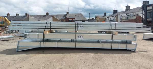 Unused Galvanised Steel Frame Agricultural Building 60' x 30' x 13' with Purlins — photo 1