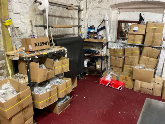 Quantity Various Castors, Fixings, Mattress Bags etc as Lotted - photo 1