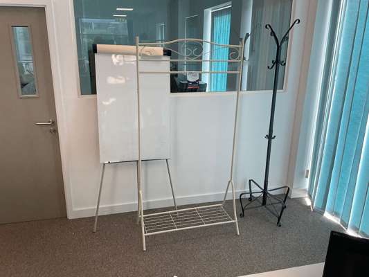 2 x Metal Coat Racks & Easel Flip Chart - photo 1