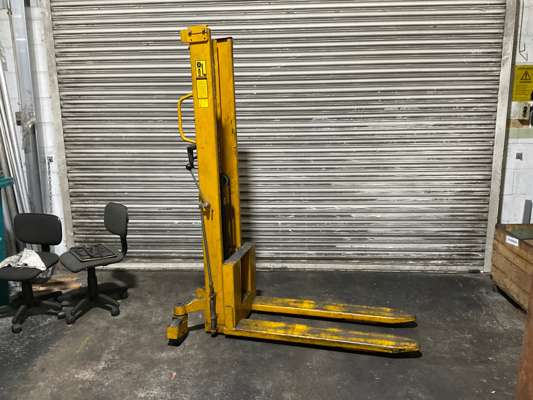 Manual Hydraulic Stacker Truck - photo 1