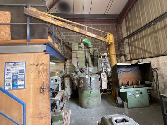 Python 500kg Pillar Jib Crane with Pendant Controlled Hoist 415V — photo 1