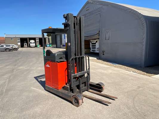 Linde R16 Electric Reach Truck - photo 1