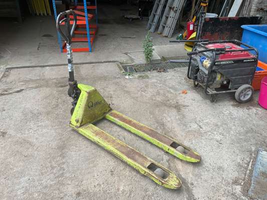 Q Lifter 2200kg Hydraulic Pallet Truck - photo 1