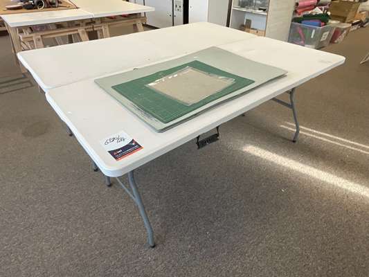 2 x plastic Folding Tables - photo 1