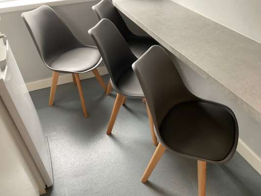 4 x Plastic Chairs - photo 1
