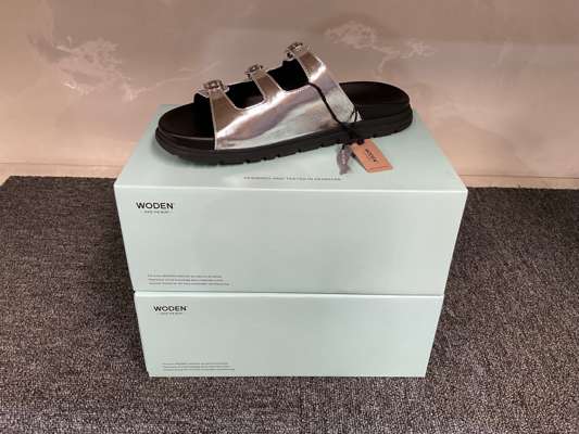 2 Pairs Woden Ellen Metallic Leather Modern Sandals - photo 1