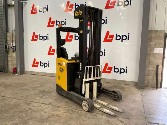 2015 Yale MR16 1.6T Electric Reach Truck c/w Spare Battery - photo 1