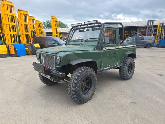 Land Rover Defender 90 | No VAT on Hammer