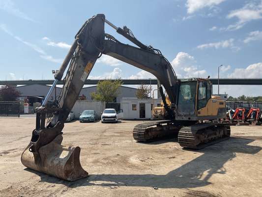 2014 Volvo EC220DL Tracked Excavator - photo 1
