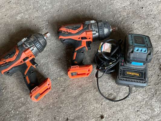 2 x Von Haus Impact Wrenches with 1 x Charger & 1 x Battery - photo 1