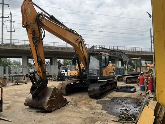 2018 Hyundai HX220L Tracked Excavator - photo 1