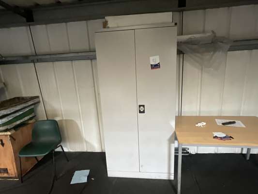 2 x Metal Storage Cabinets & Contents - photo 1