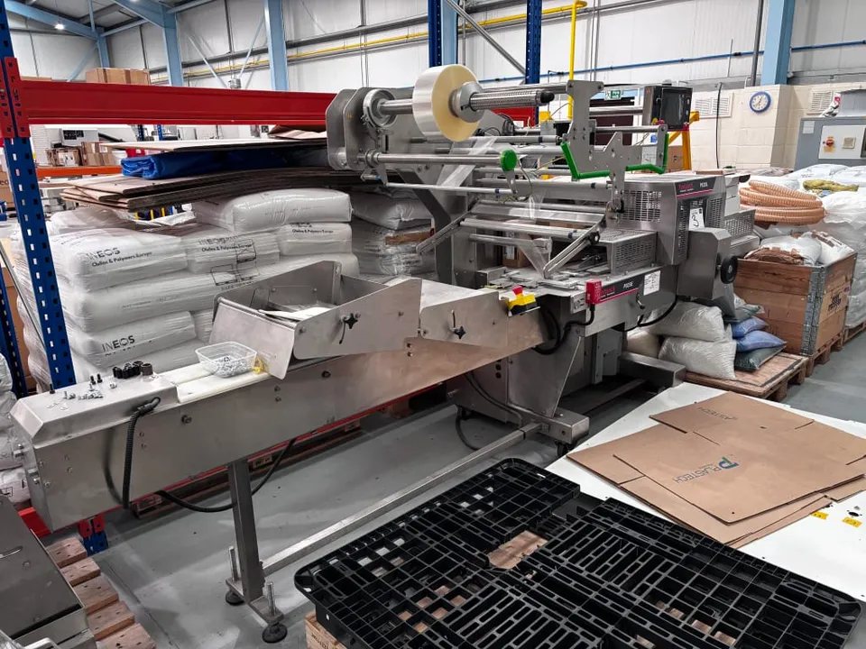 2020 Redpack P325E Bottom Sealing Flow wrapping Machine With HMI Touchscreen Control