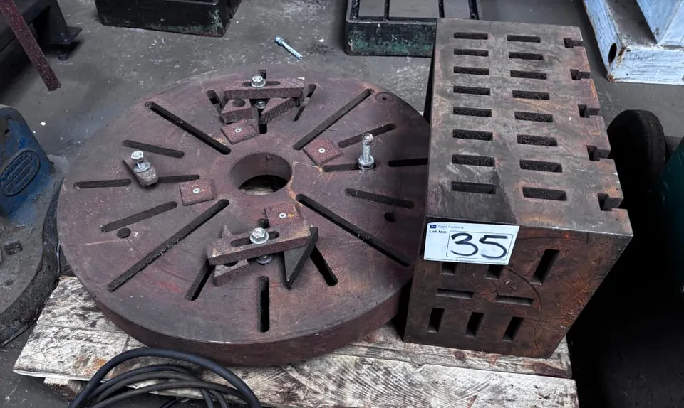 &Oslash;685mm (&Oslash;108mm Bore) 4 Jaw Chuck & Cast Iron 'T' Slotted Angle Plate