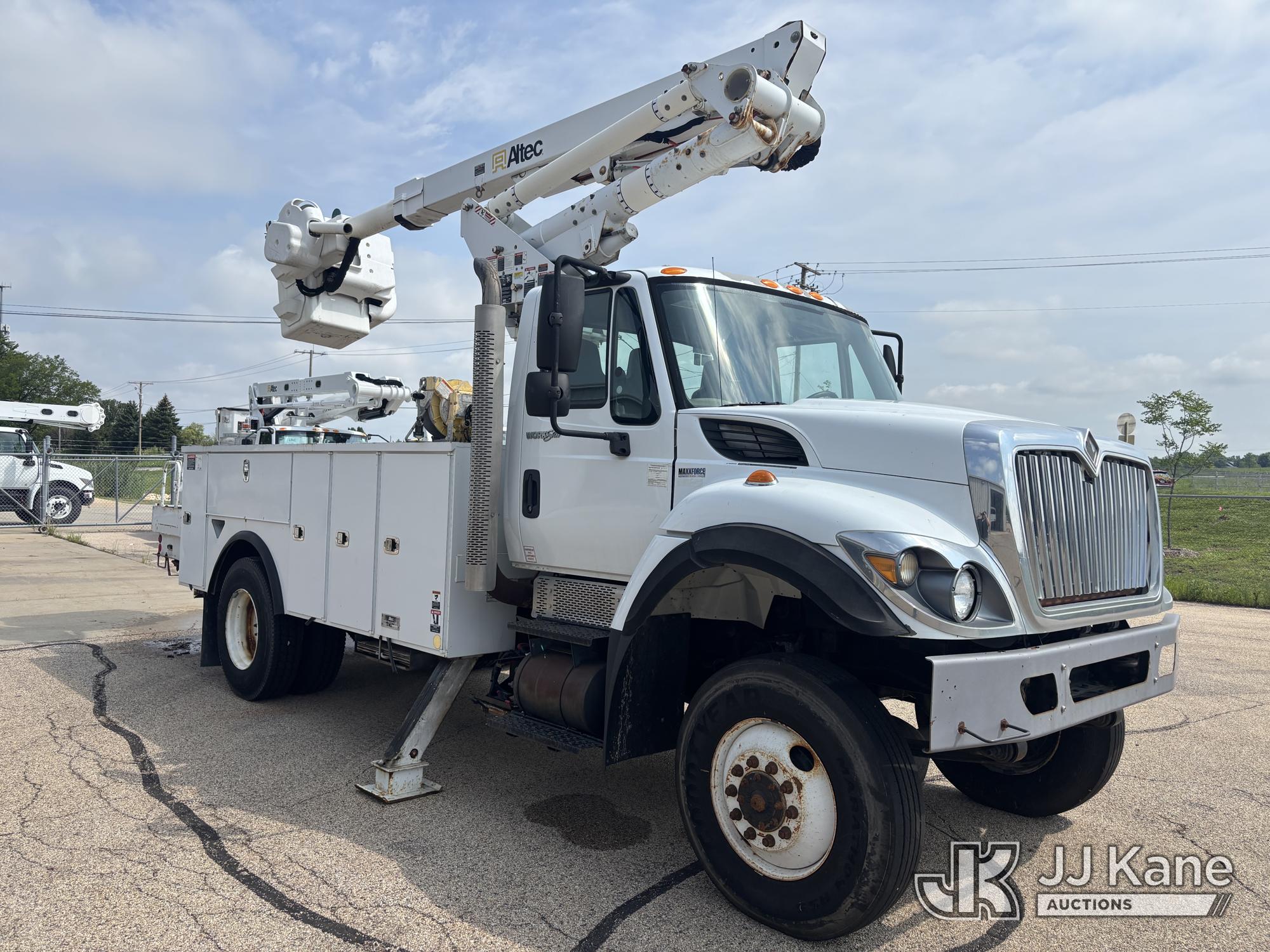 Altec TA41M Articulating & Telescopic Material Handling Bucket Truck On 2013 International 7300 Utility Truck (1600144) - photo 2