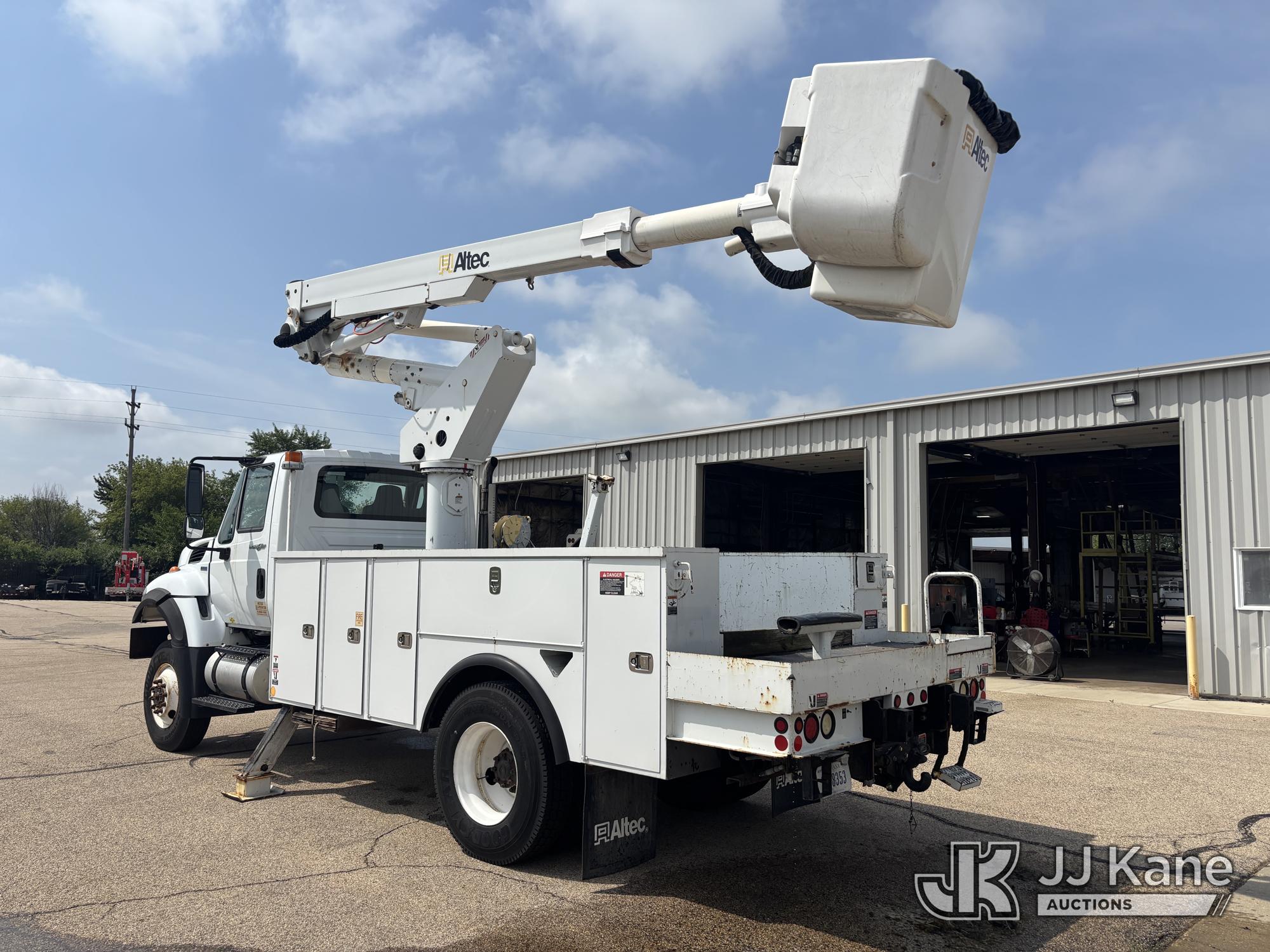 Altec TA41M Articulating & Telescopic Material Handling Bucket Truck On 2013 International 7300 Utility Truck (1600144) - photo 4