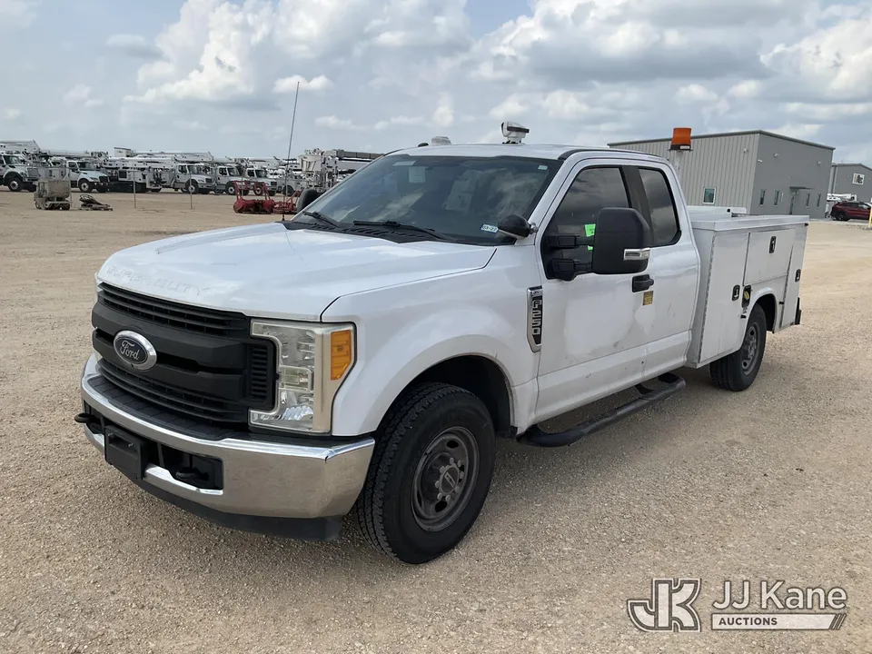 2017 Ford F-250 SD Extended-Cab Enclosed Service Truck (1614156)