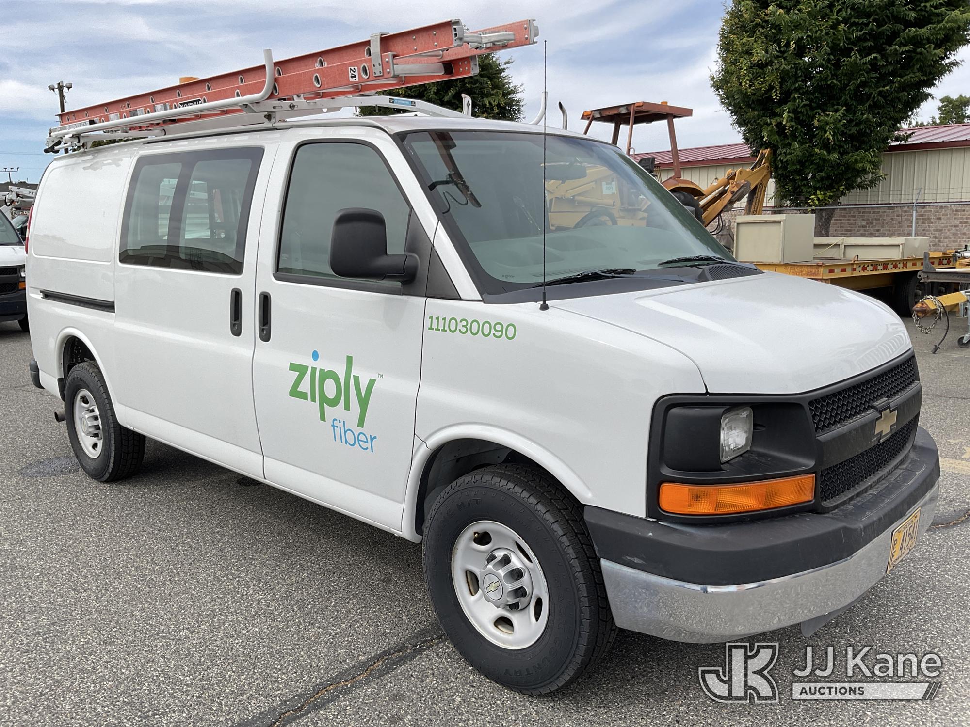 2010 Chevrolet Express G2500 Cargo Van (1616831) - photo 2