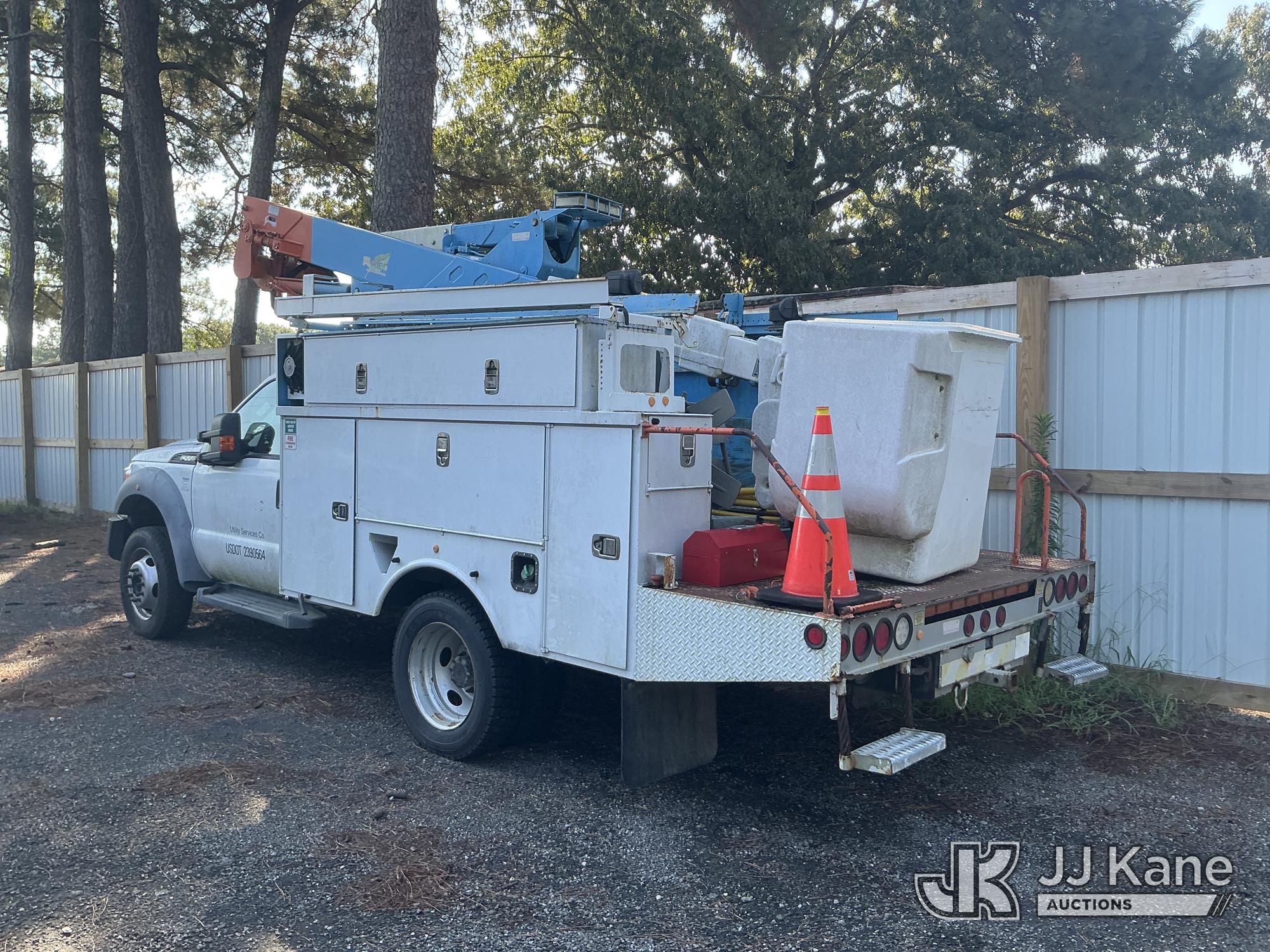 Altec AT37G Articulating & Telescopic Bucket Truck On 2011 Ford F-550 Service Truck (1619531) - photo 3