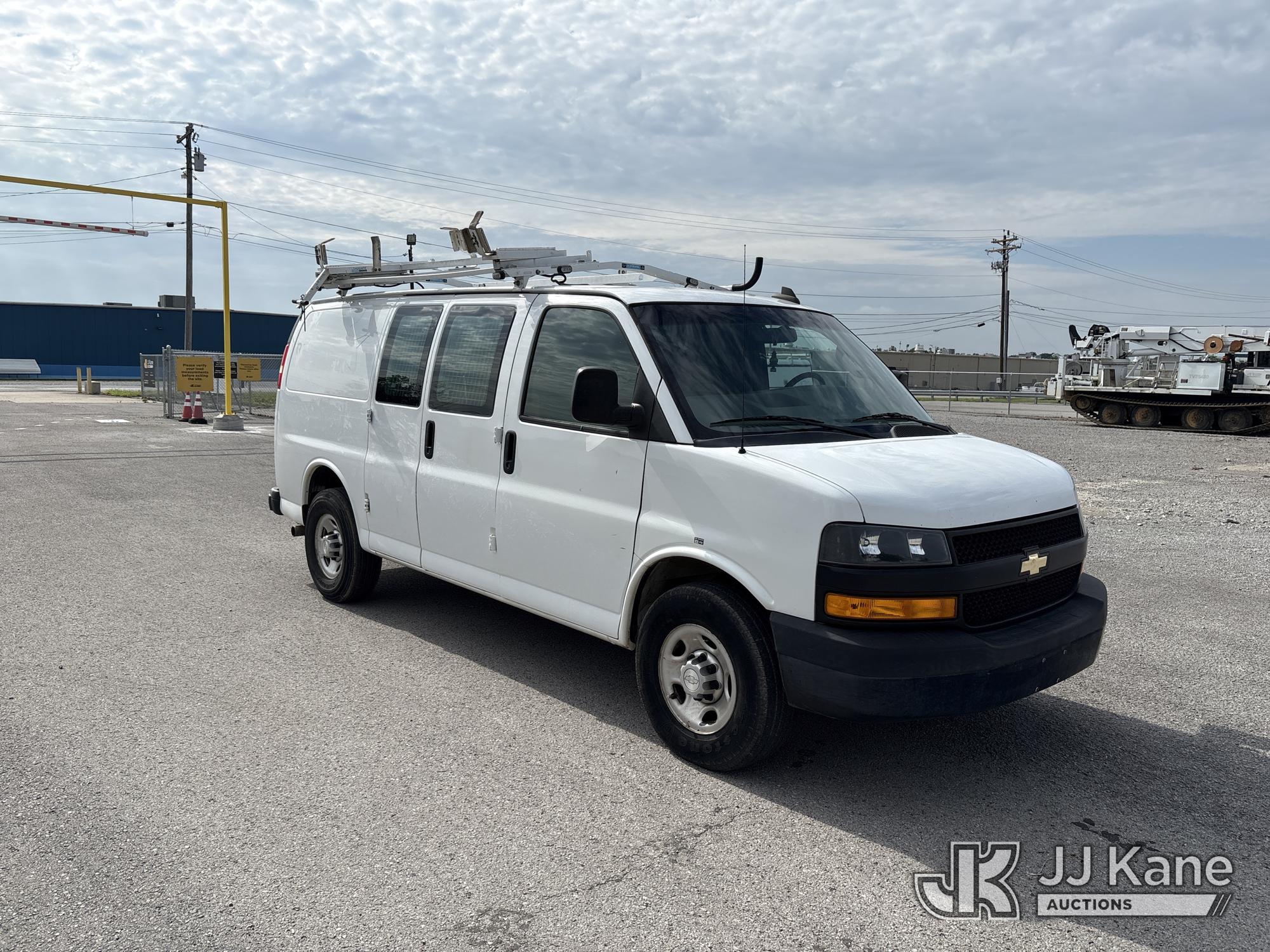 2018 Chevrolet Express G2500 Cargo Van (1621356) - photo 2