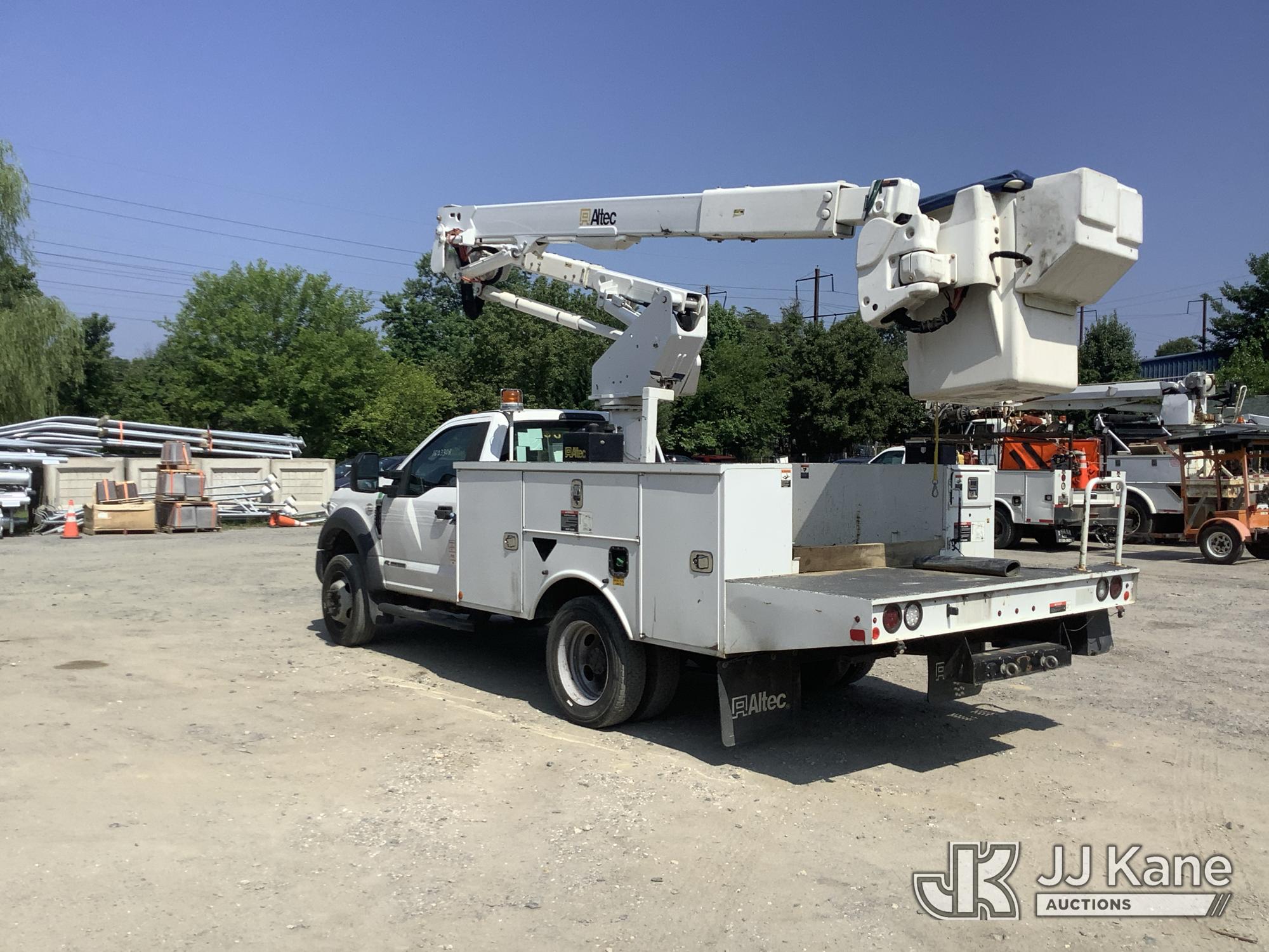 Altec AT40G Articulating & Telescopic Bucket Truck On 2019 Ford F-550 4x4 Utility Truck (1623308) - photo 2