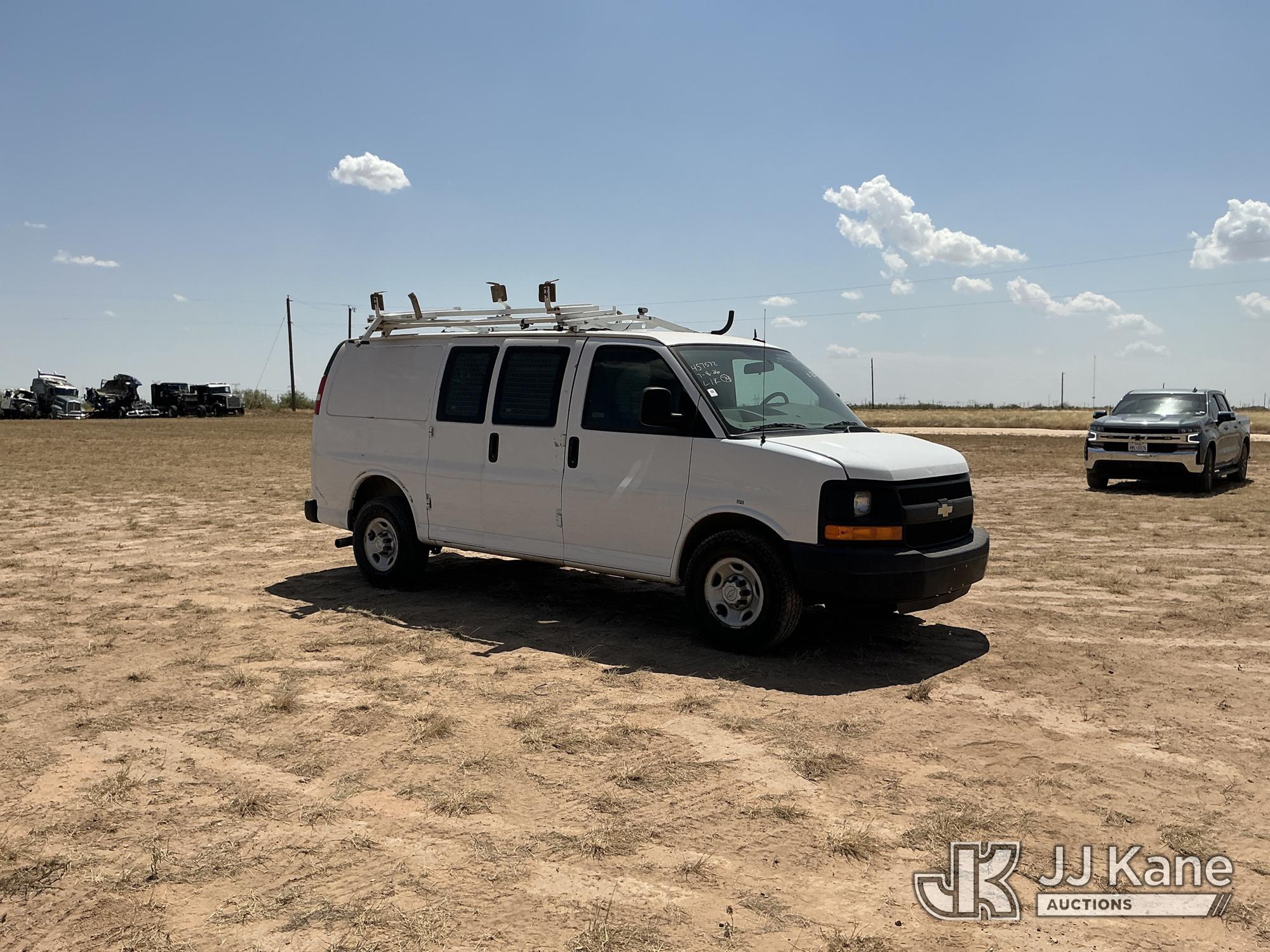 2015 Chevrolet Express 2500 Cargo Van (1623353) - photo 2