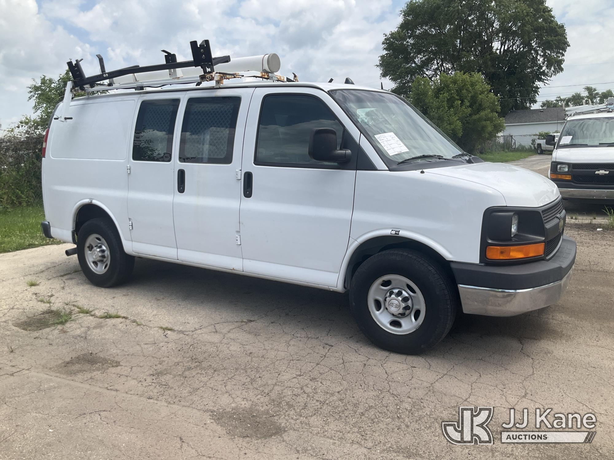 2014 Chevrolet Express G2500 Cargo Van (1624077) - photo 2