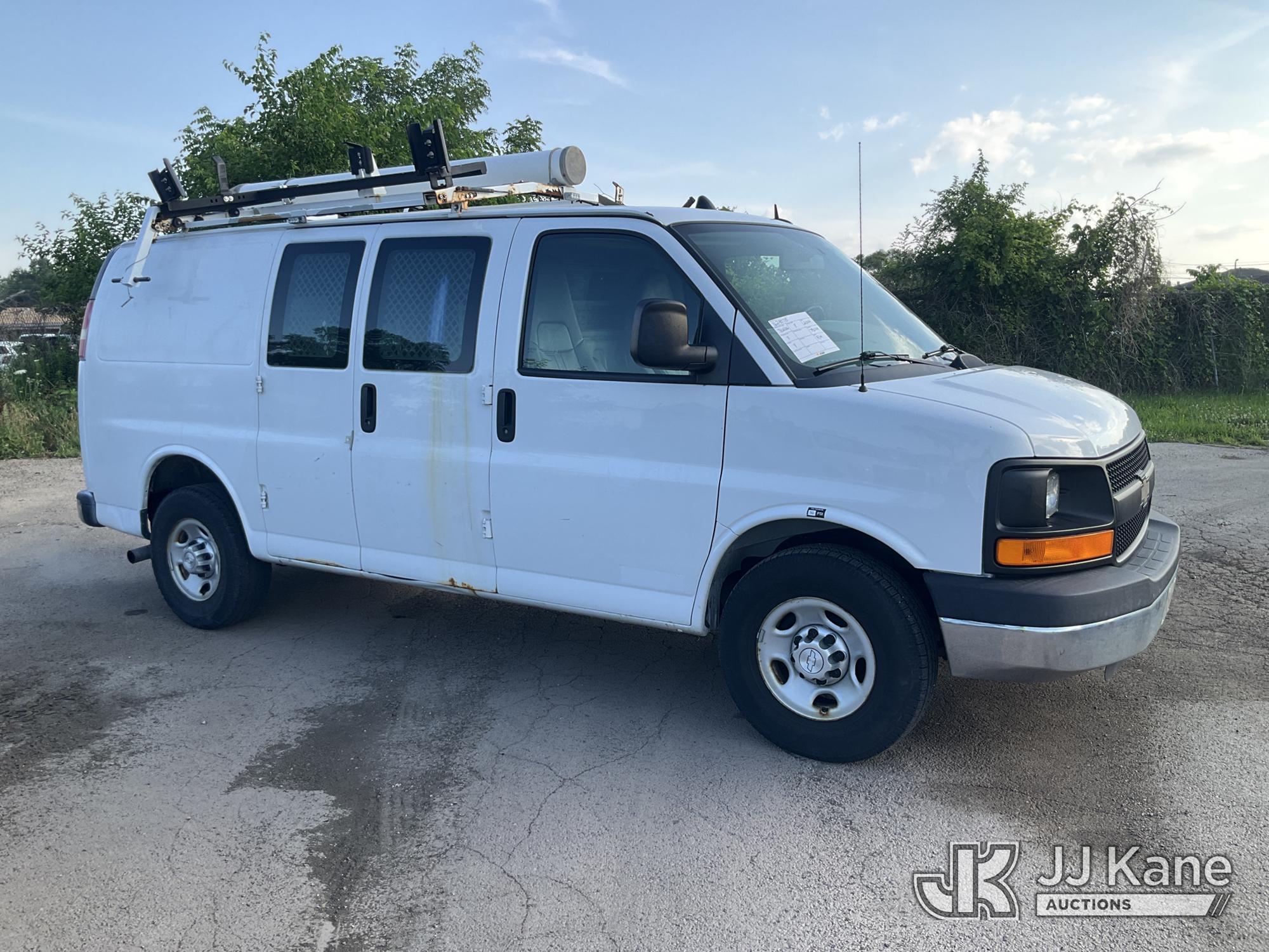 2014 Chevrolet Express G2500 Cargo Van (1624078) - photo 2