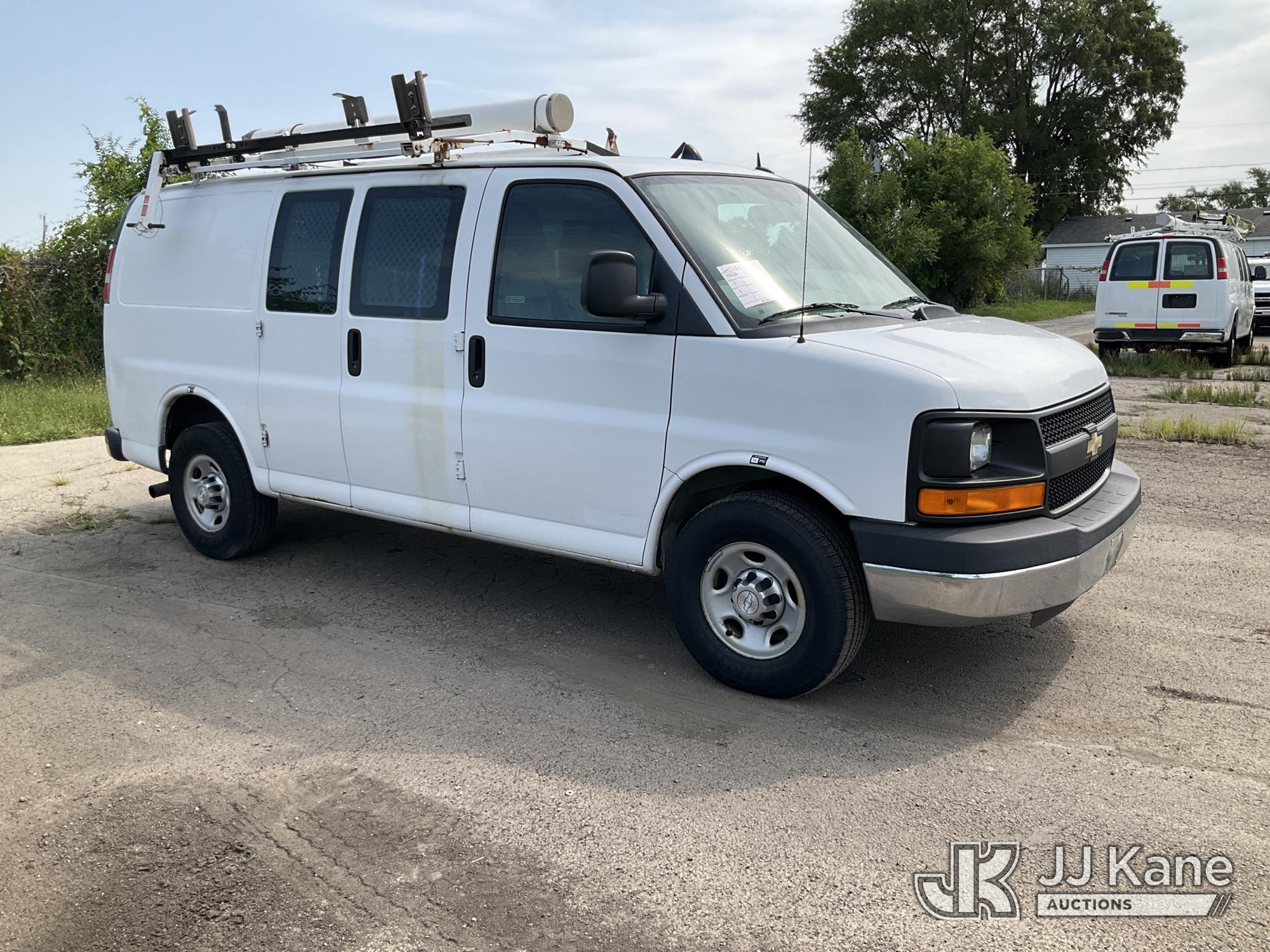 2014 Chevrolet Express G2500 Cargo Van (1624082) - photo 2