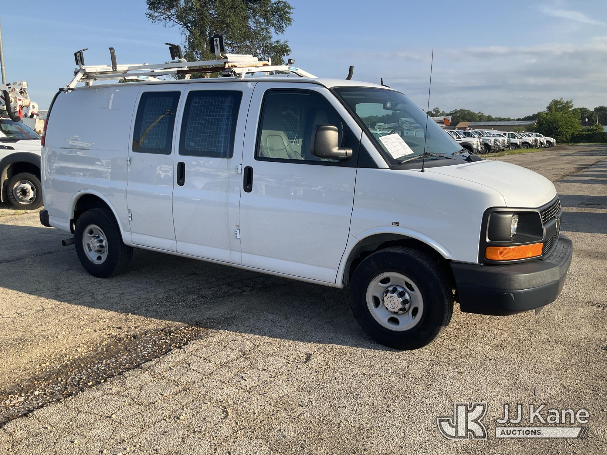2015 Chevrolet Express G2500 Cargo Van (1624085) - photo 2