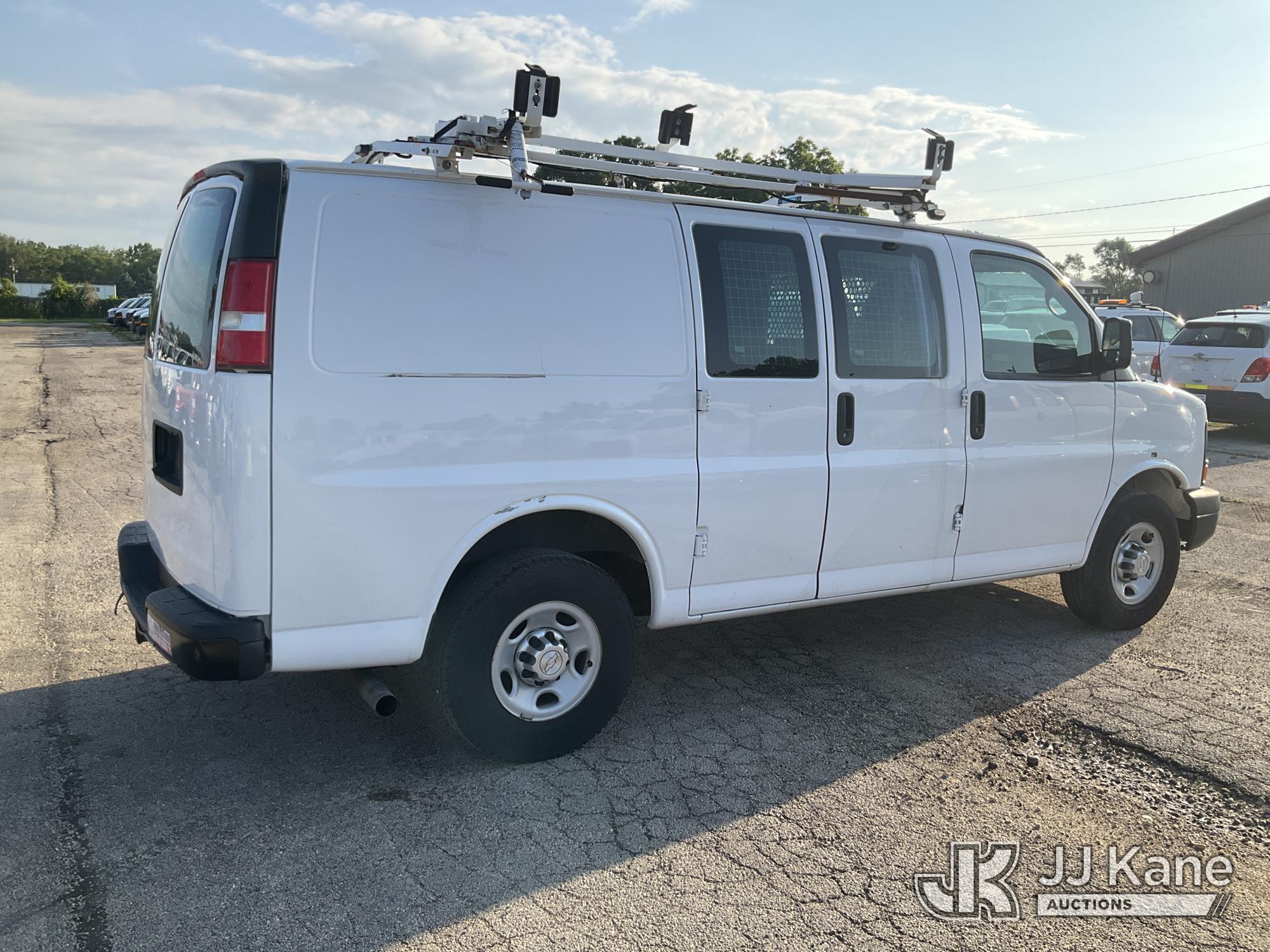 2015 Chevrolet Express G2500 Cargo Van (1624085) - photo 3