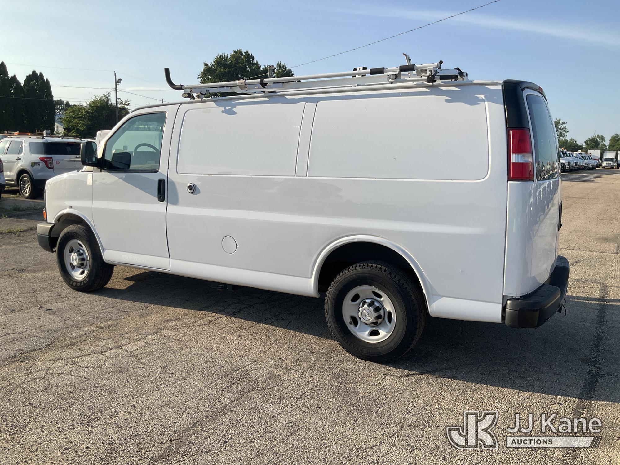 2015 Chevrolet Express G2500 Cargo Van (1624085) - photo 4